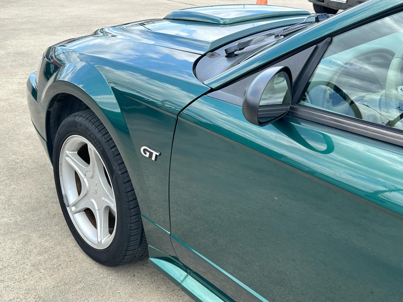 Ford Mustang GT Deluxe Coupe 2003