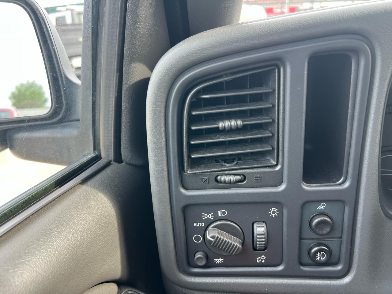 Chevrolet Silverado 1500 LS Crew Cab Short Box 2WD 2004