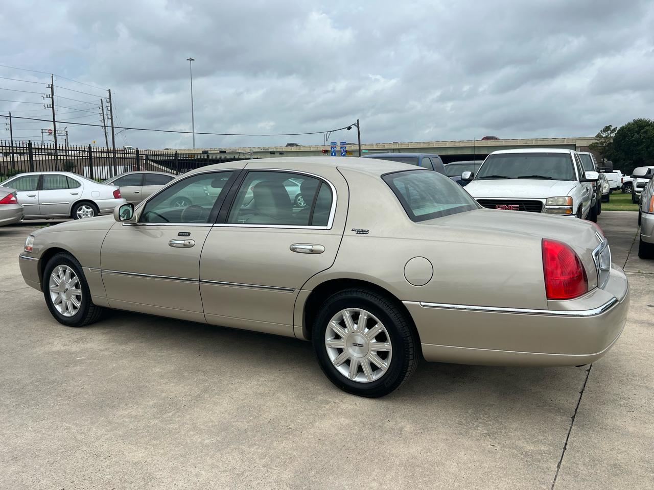 Lincoln Town Car Signature Limited 2011