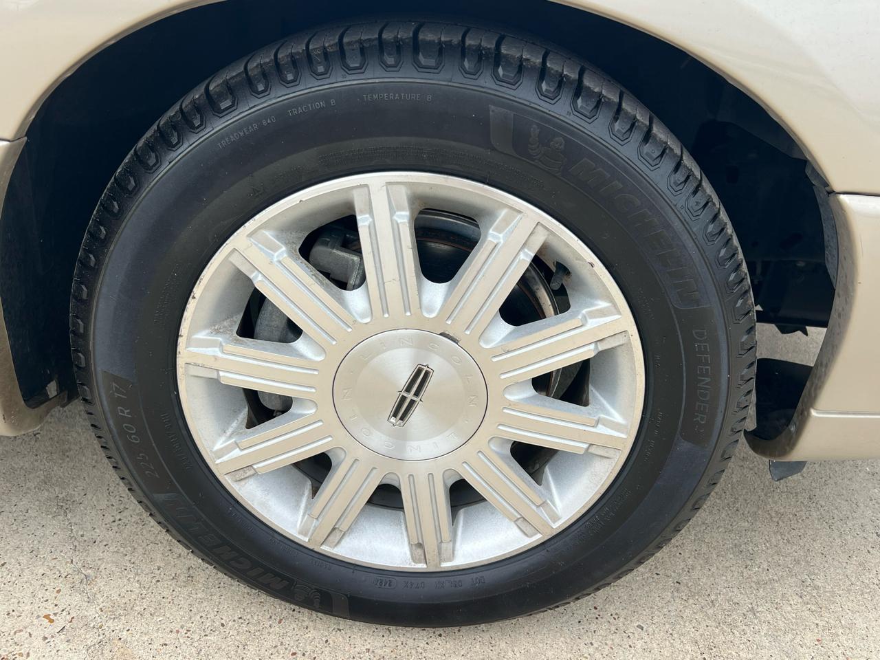 Lincoln Town Car Signature Limited 2011