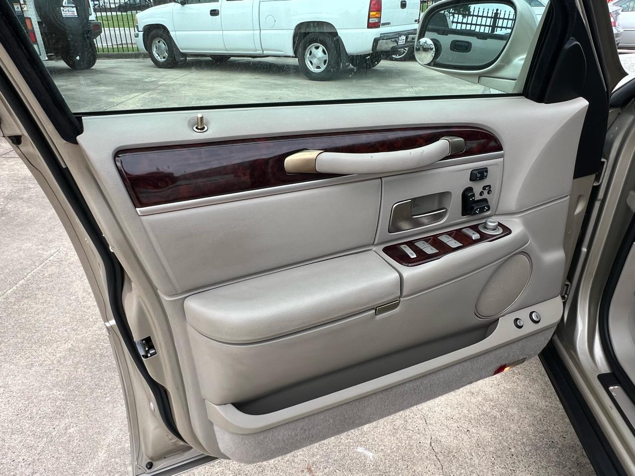 Lincoln Town Car Signature Limited 2011