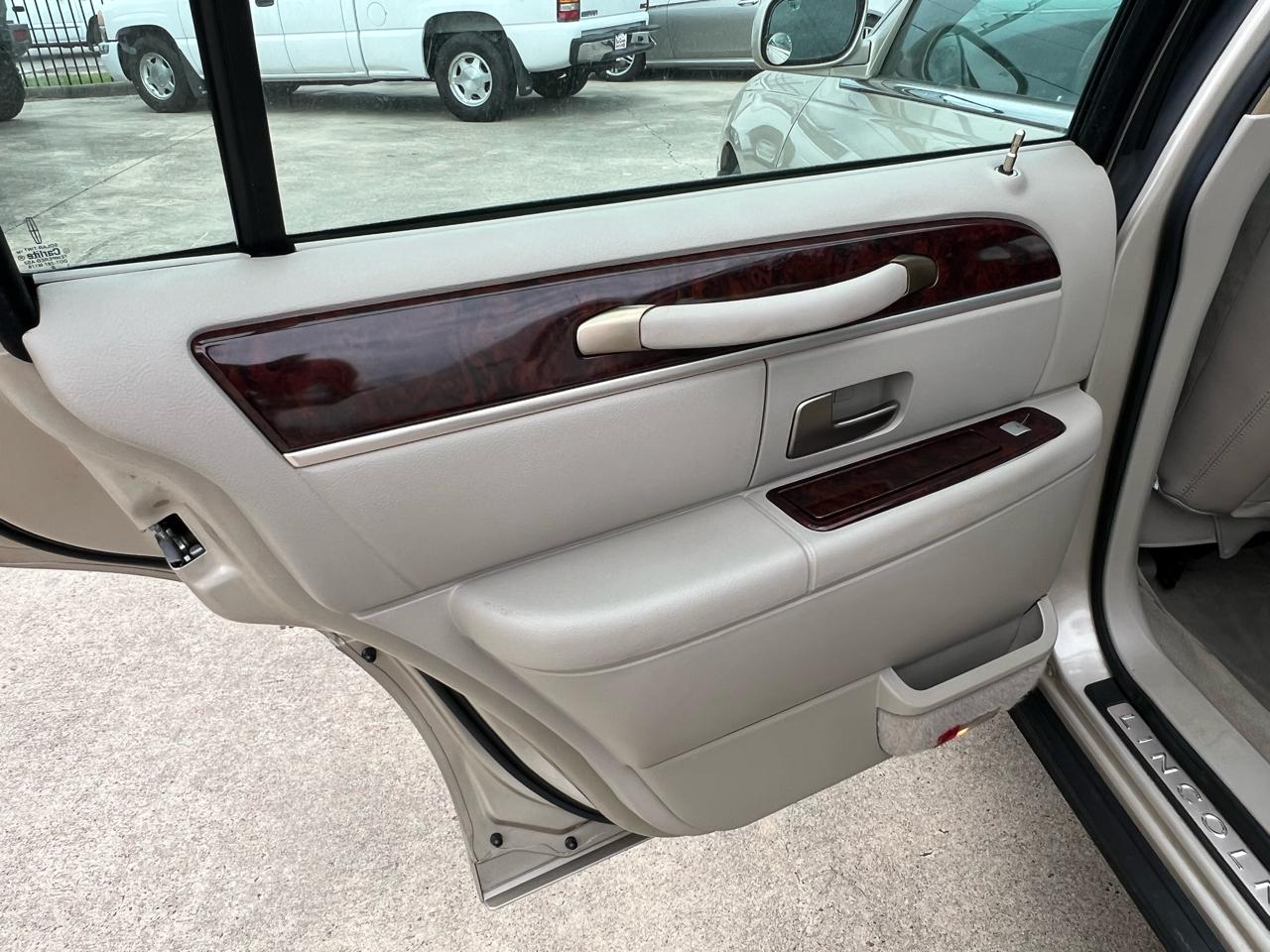 Lincoln Town Car Signature Limited 2011