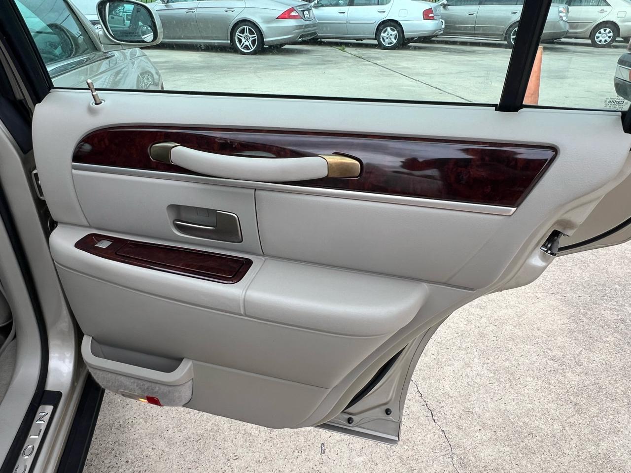 Lincoln Town Car Signature Limited 2011