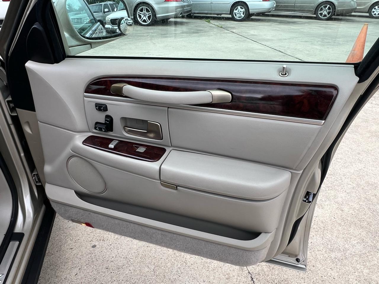 Lincoln Town Car Signature Limited 2011