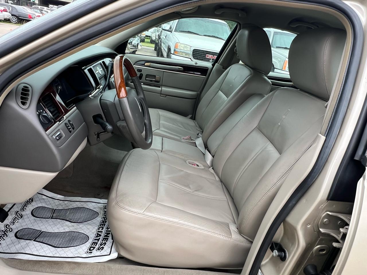 Lincoln Town Car Signature Limited 2011