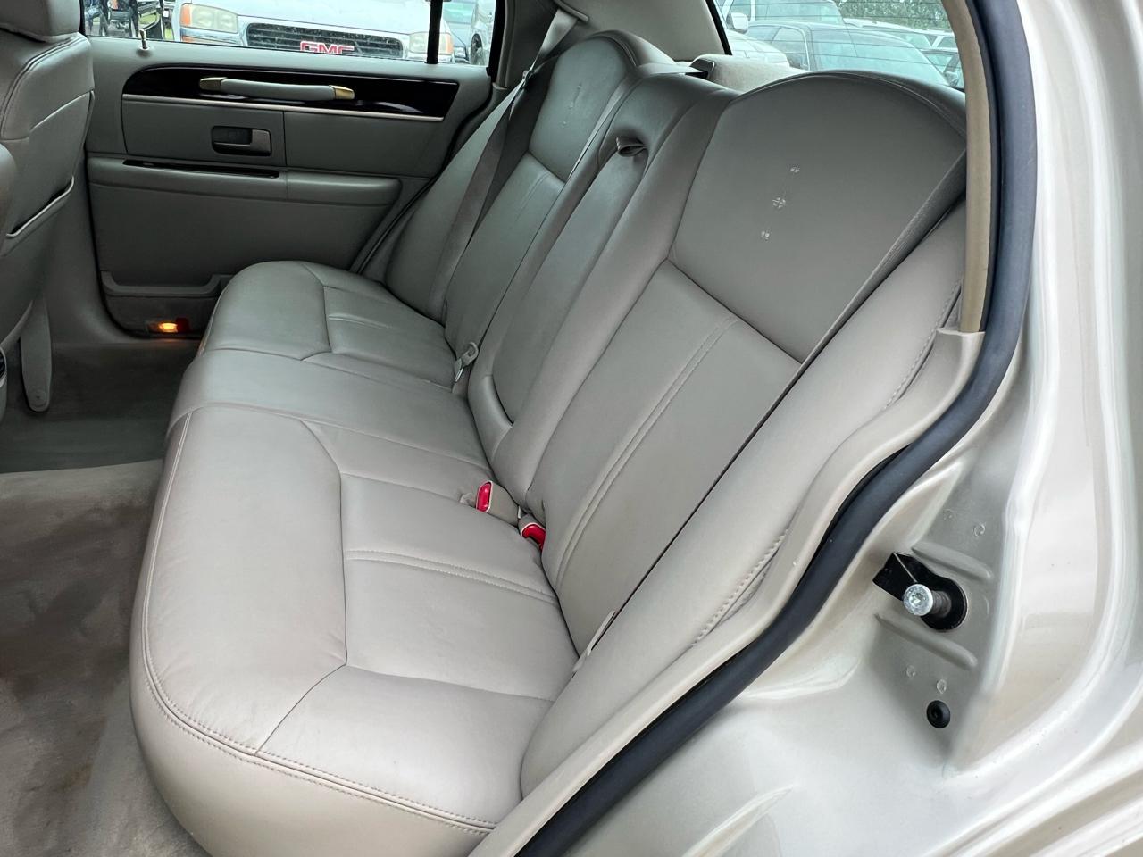 Lincoln Town Car Signature Limited 2011