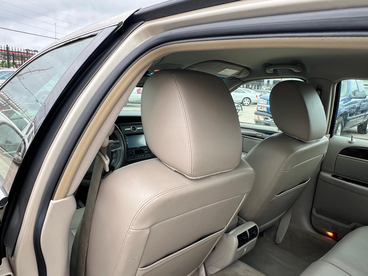 Lincoln Town Car Signature Limited 2011