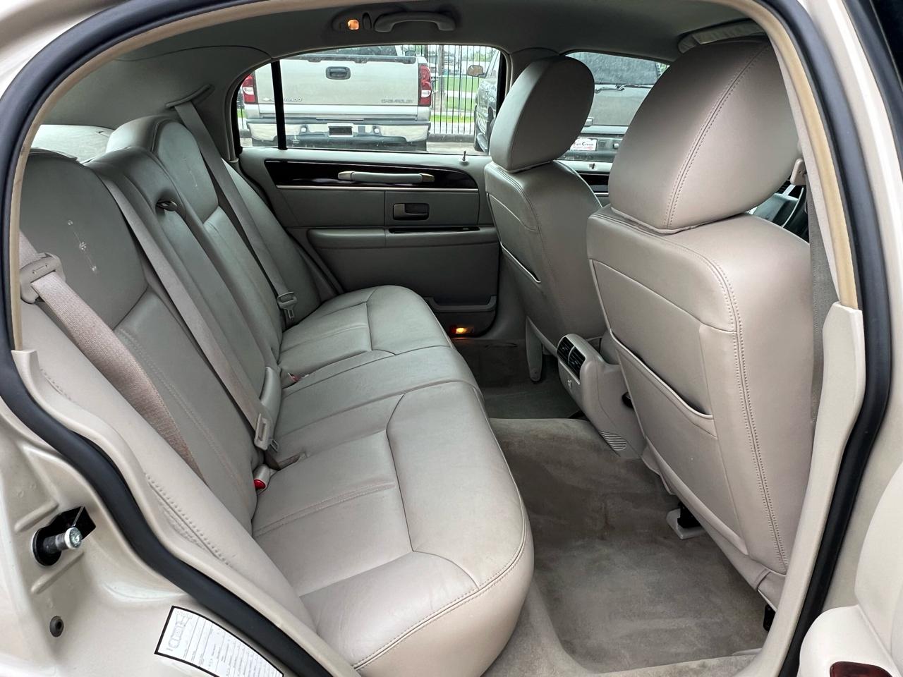 Lincoln Town Car Signature Limited 2011