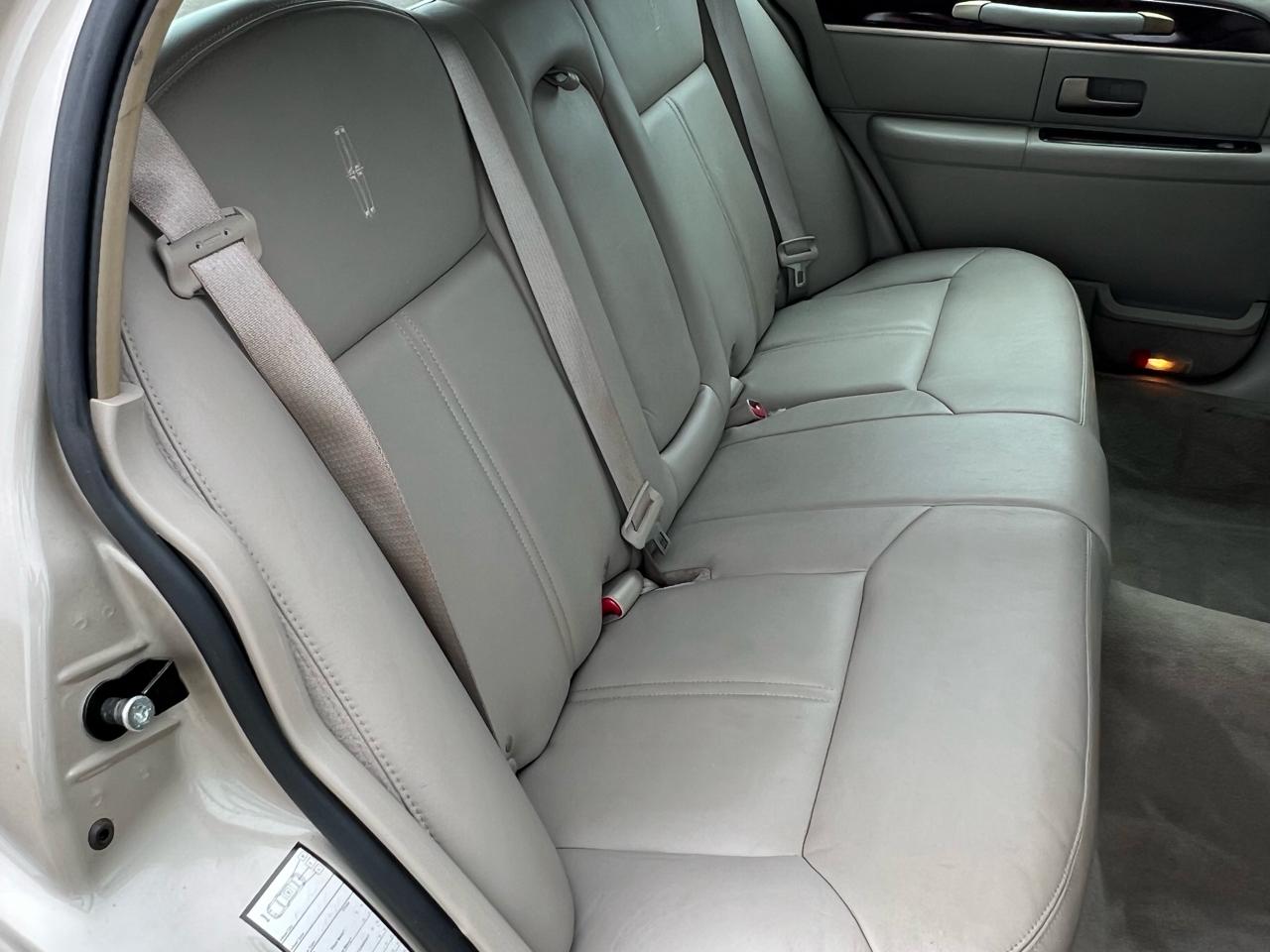 Lincoln Town Car Signature Limited 2011