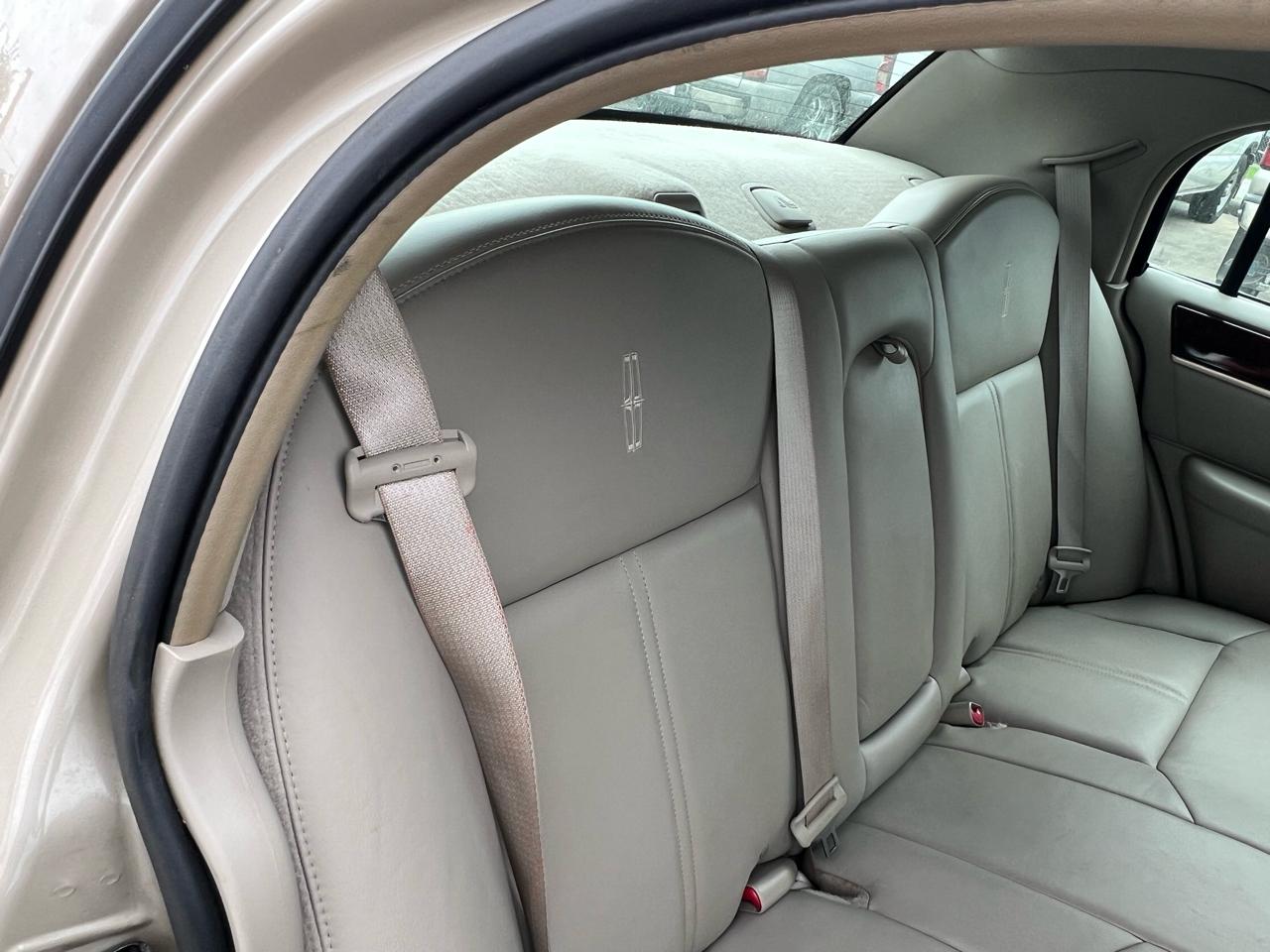Lincoln Town Car Signature Limited 2011