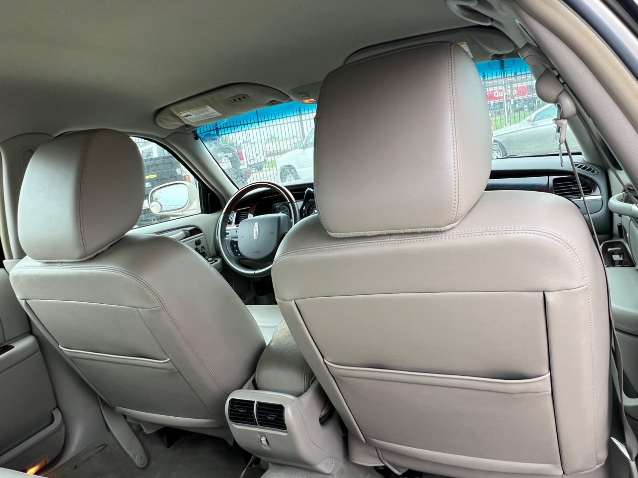 Lincoln Town Car Signature Limited 2011