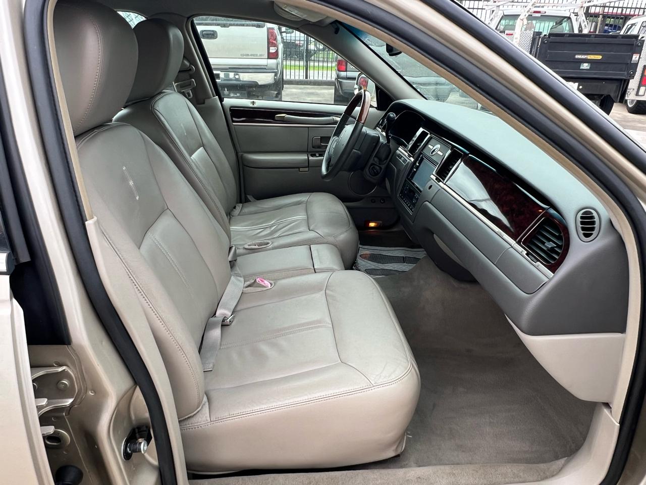 Lincoln Town Car Signature Limited 2011