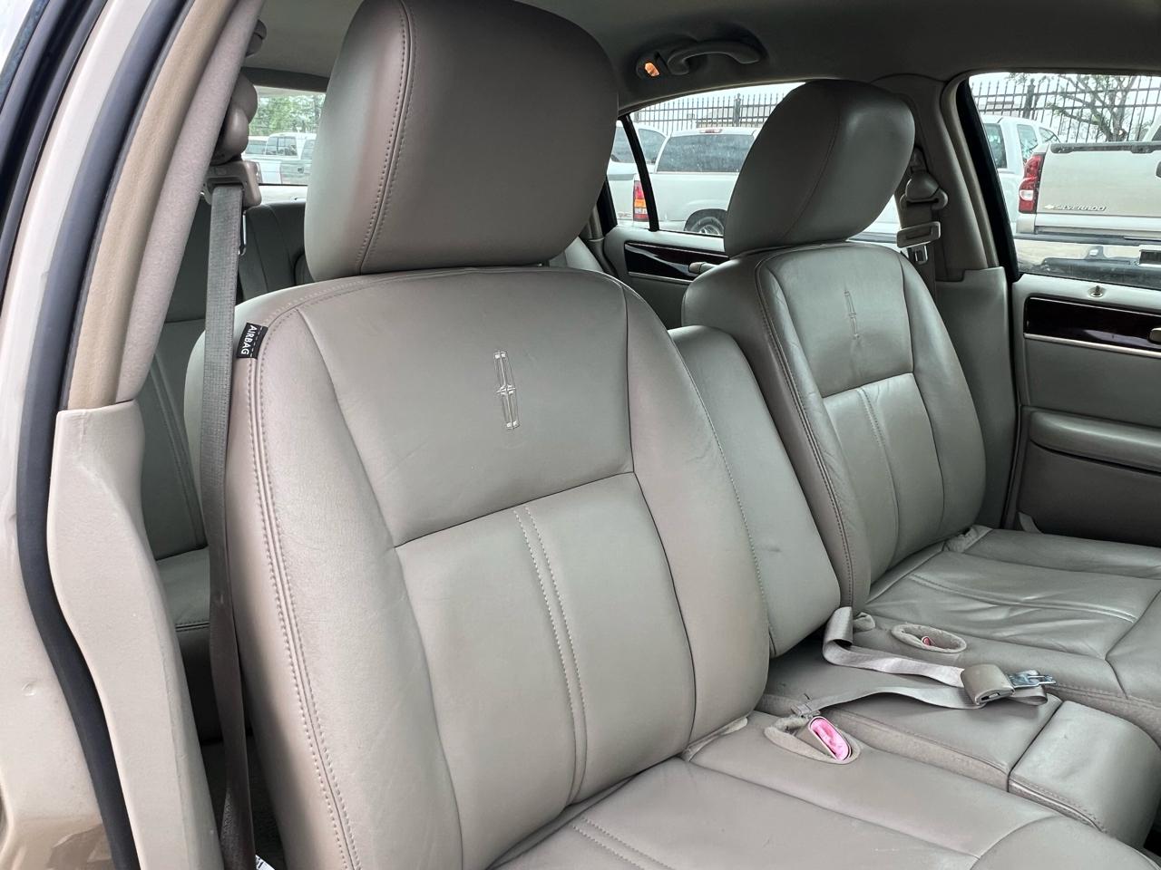 Lincoln Town Car Signature Limited 2011