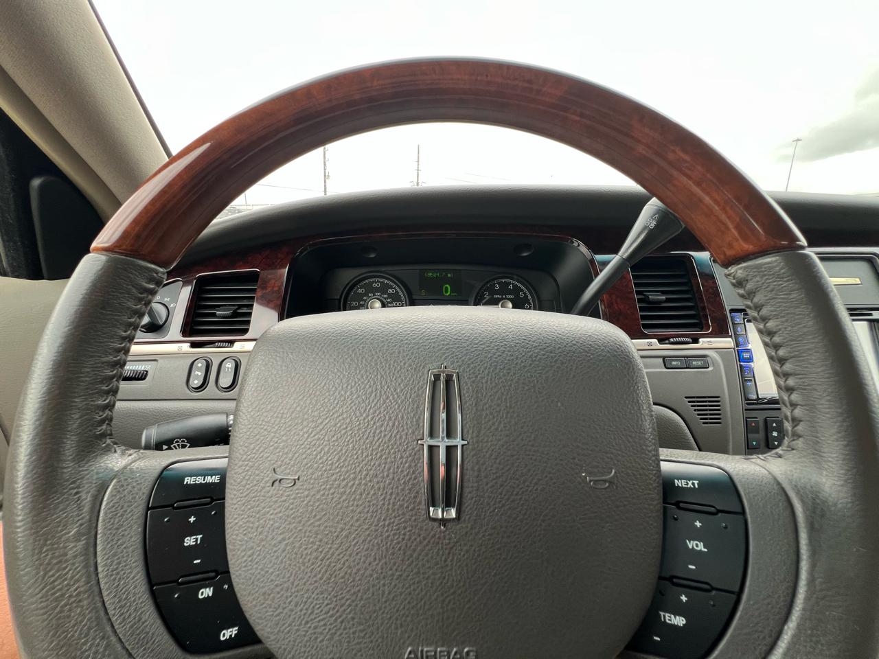 Lincoln Town Car Signature Limited 2011