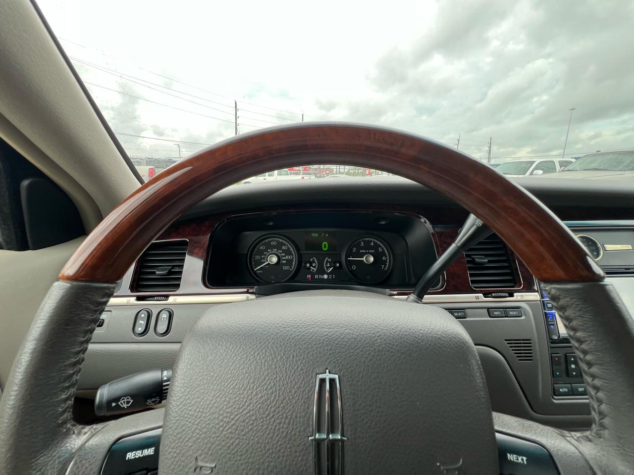 Lincoln Town Car Signature Limited 2011