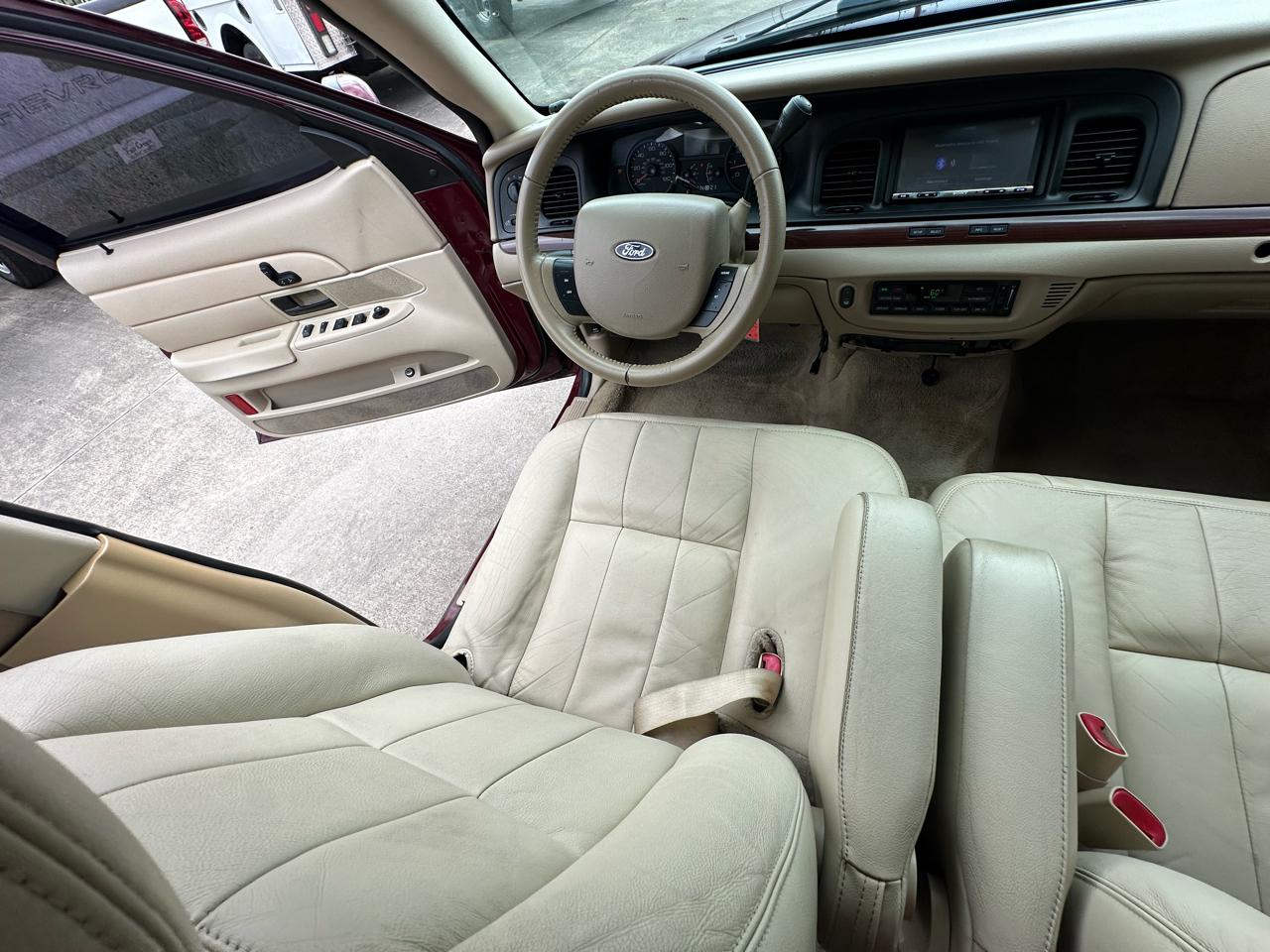 Ford Crown Victoria LX 2011