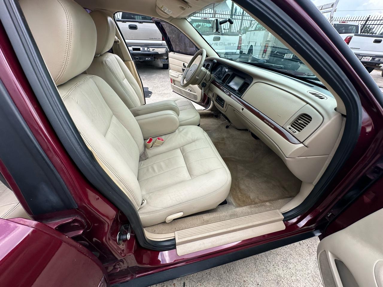 Ford Crown Victoria LX 2011