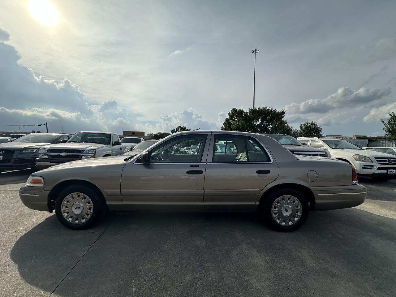 Ford Crown Victoria 4dr Sedan 2005
