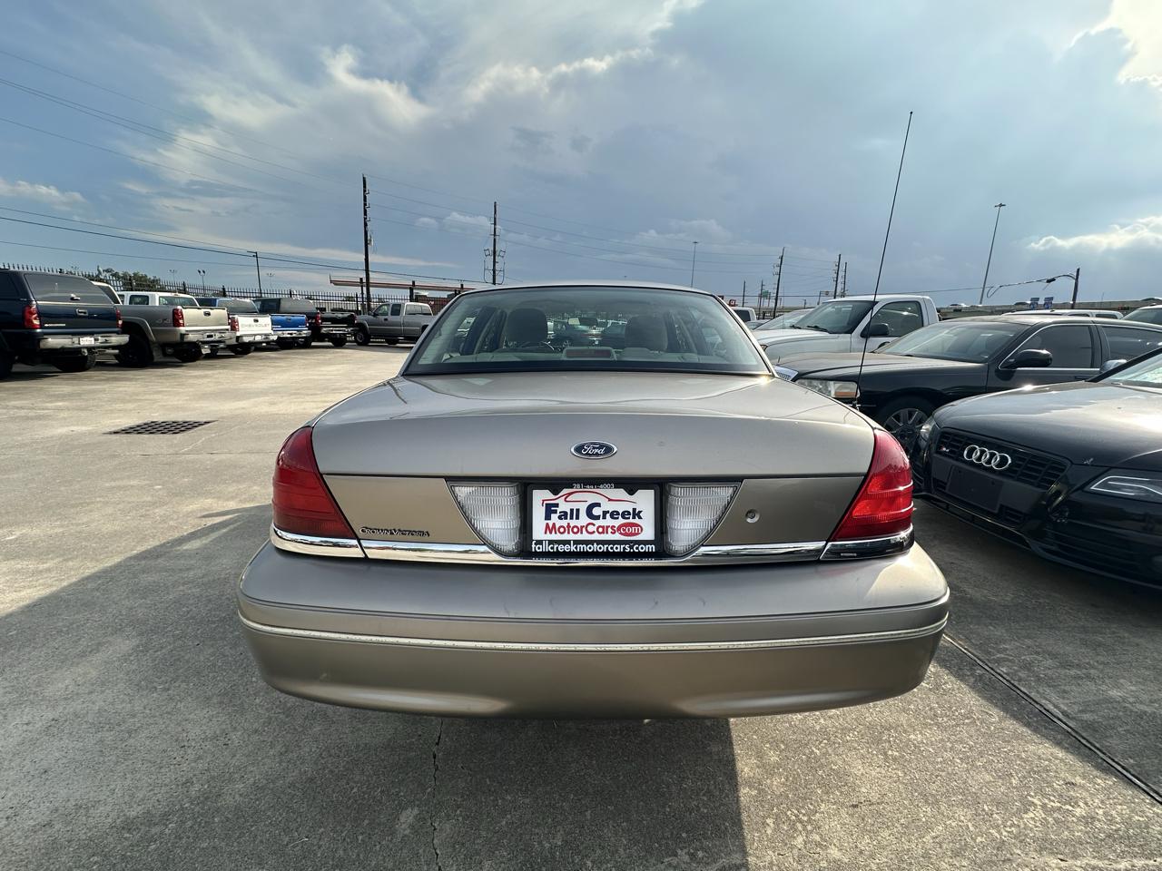 Ford Crown Victoria 4dr Sedan 2005