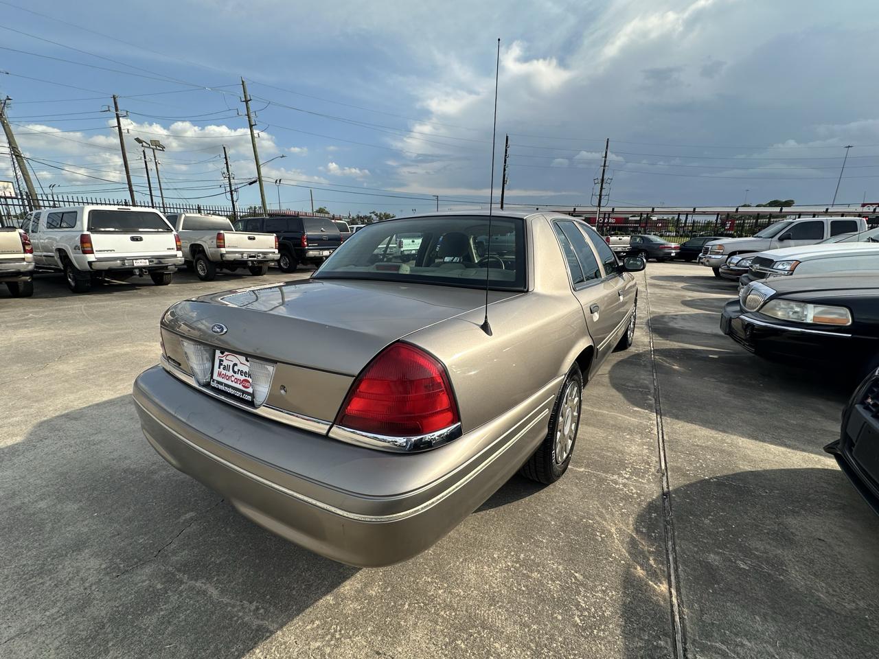 Ford Crown Victoria 4dr Sedan 2005