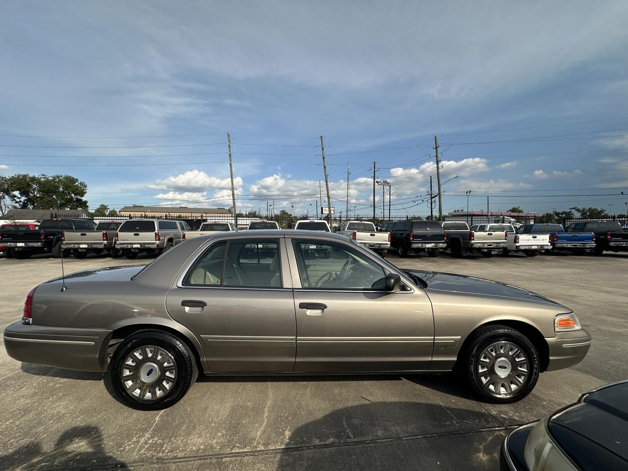 Ford Crown Victoria 4dr Sedan 2005