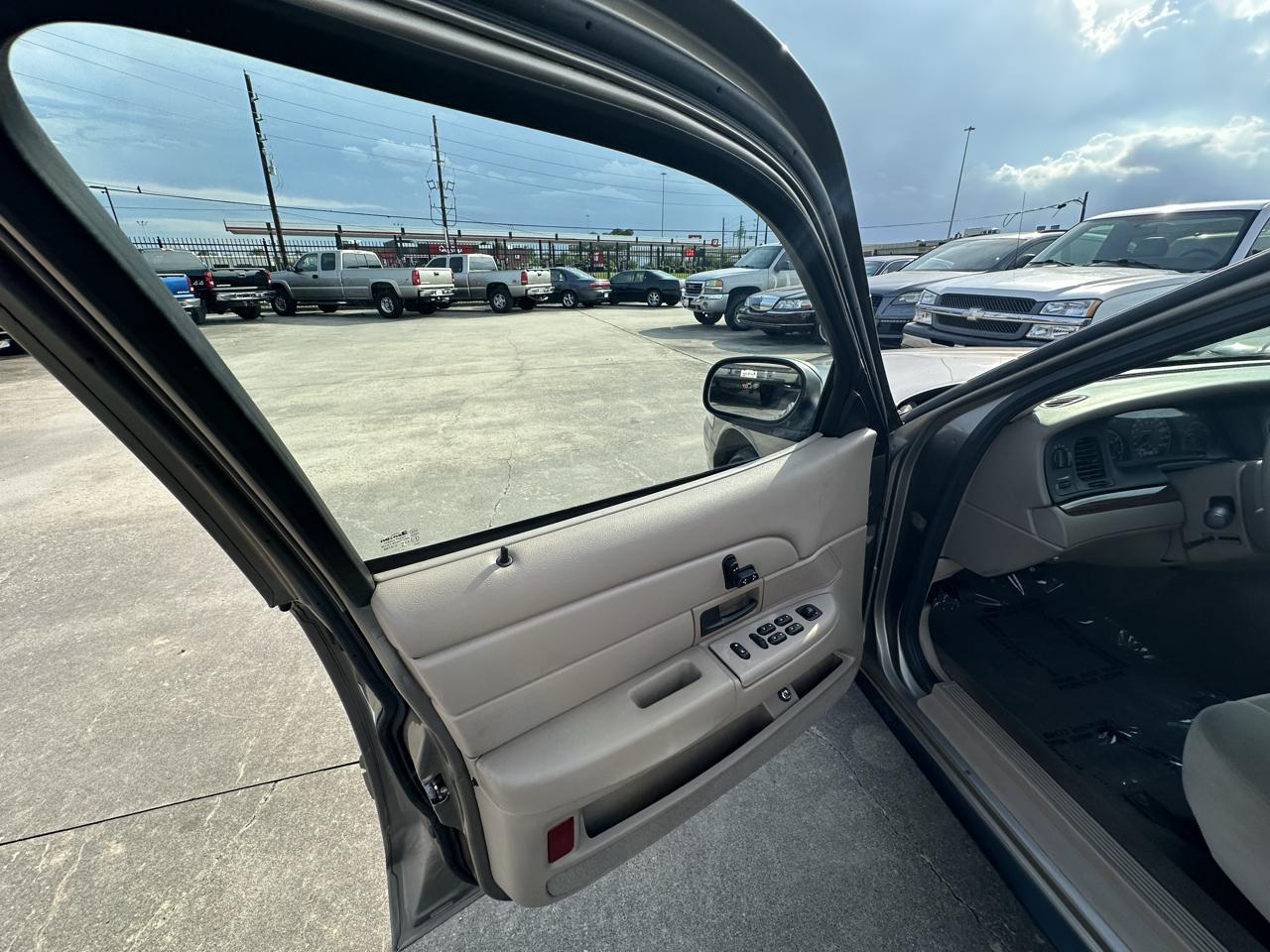 Ford Crown Victoria 4dr Sedan 2005