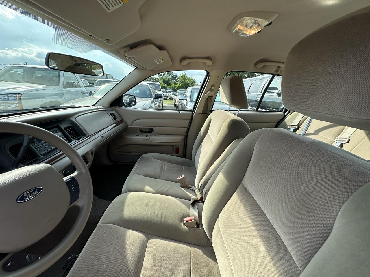 Ford Crown Victoria 4dr Sedan 2005