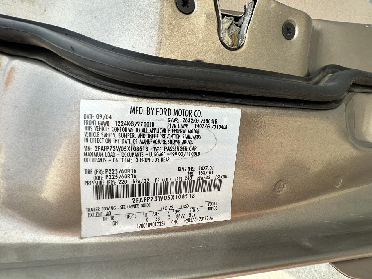 Ford Crown Victoria 4dr Sedan 2005