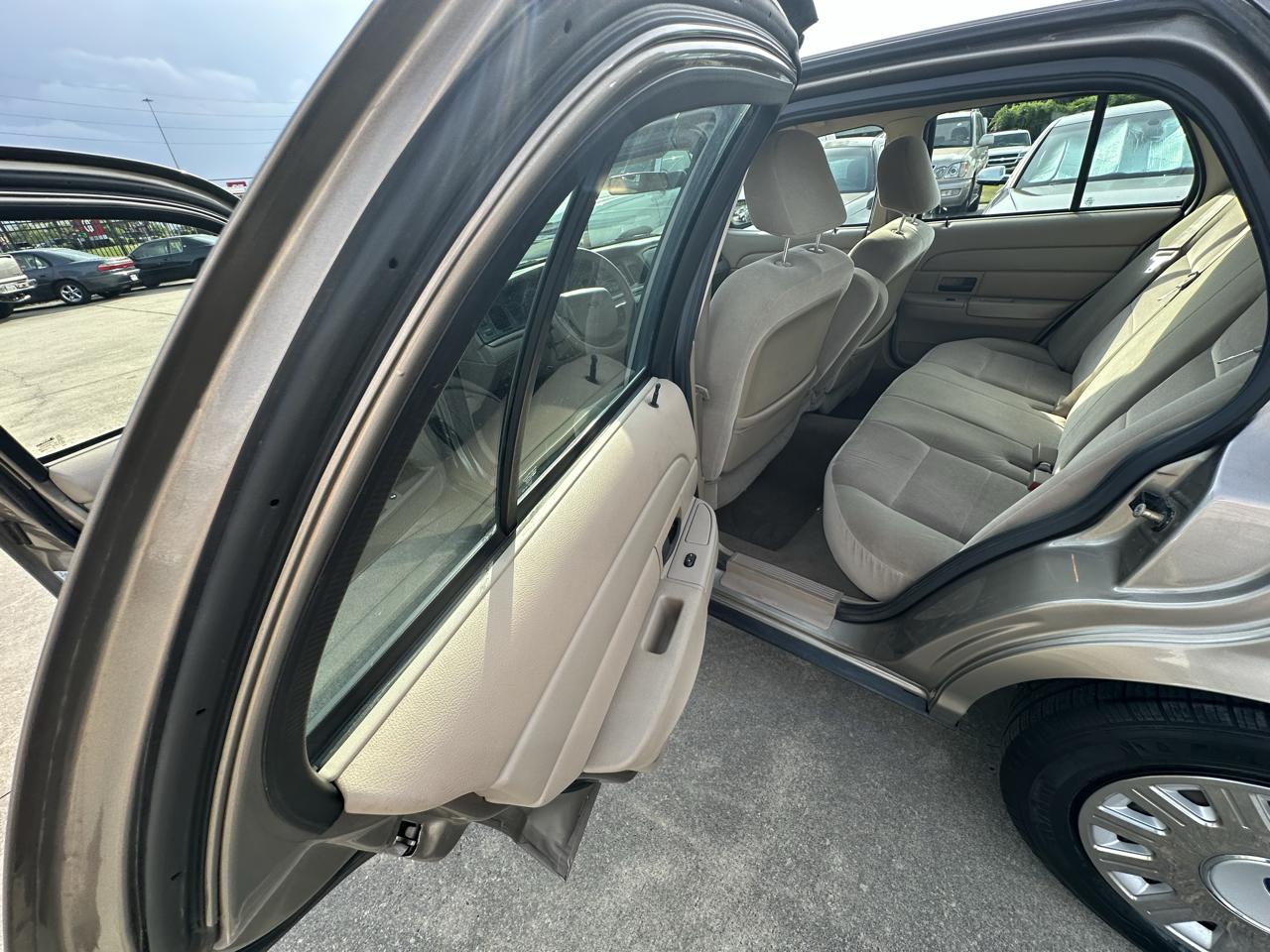 Ford Crown Victoria 4dr Sedan 2005