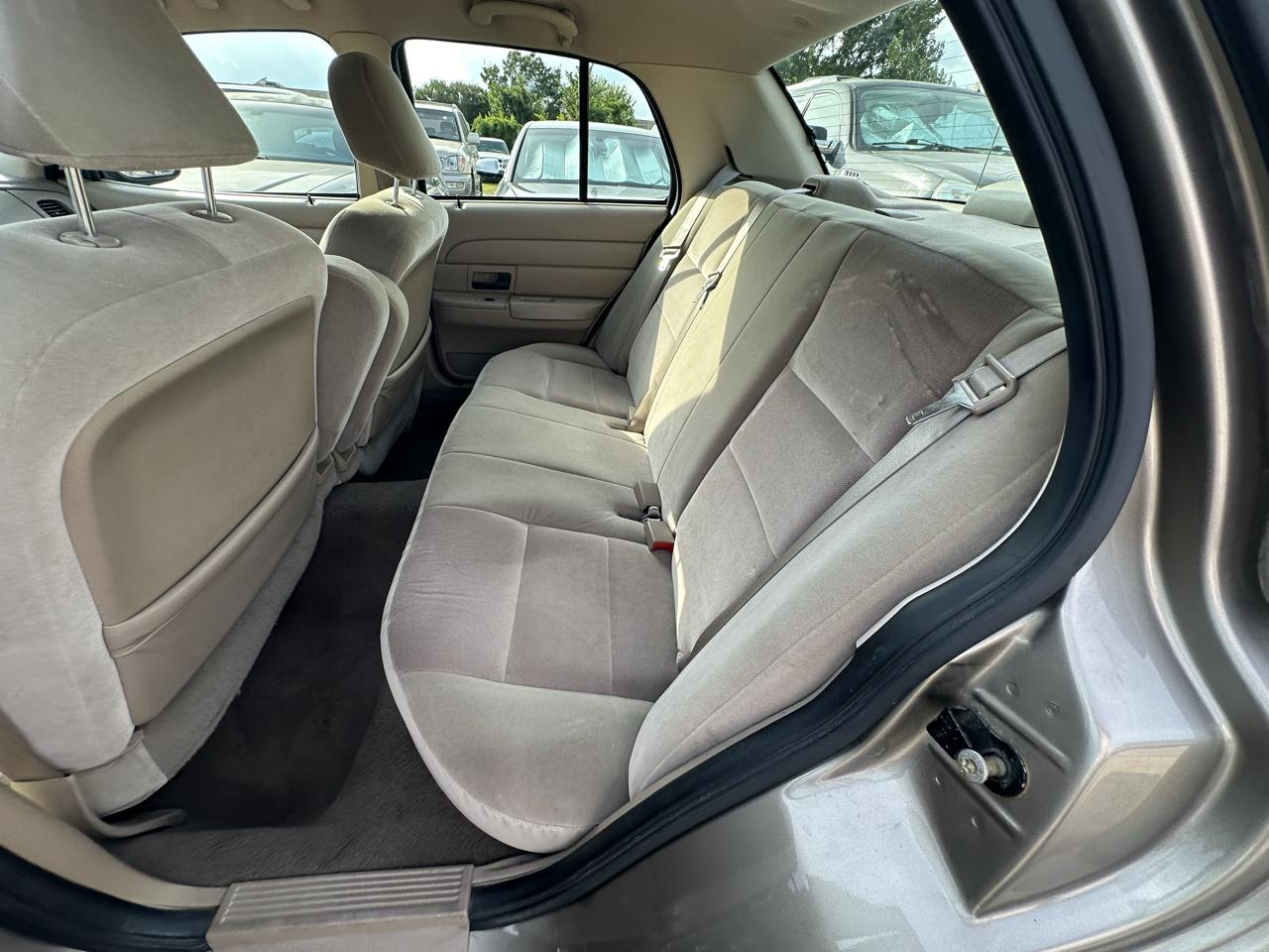 Ford Crown Victoria 4dr Sedan 2005