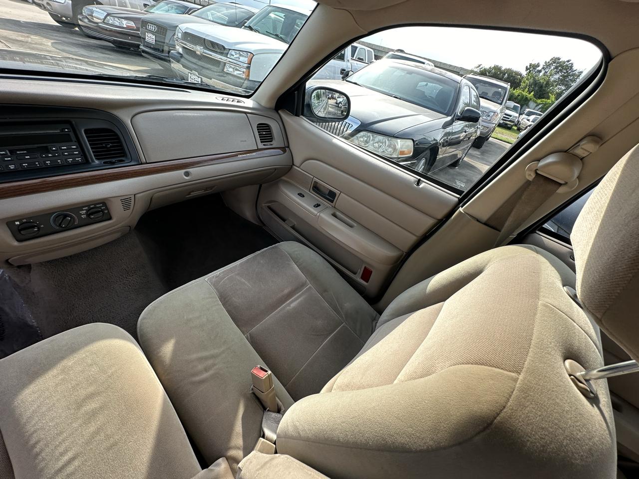 Ford Crown Victoria 4dr Sedan 2005