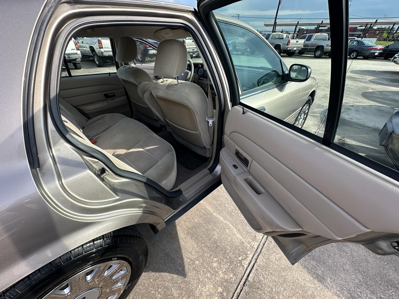 Ford Crown Victoria 4dr Sedan 2005