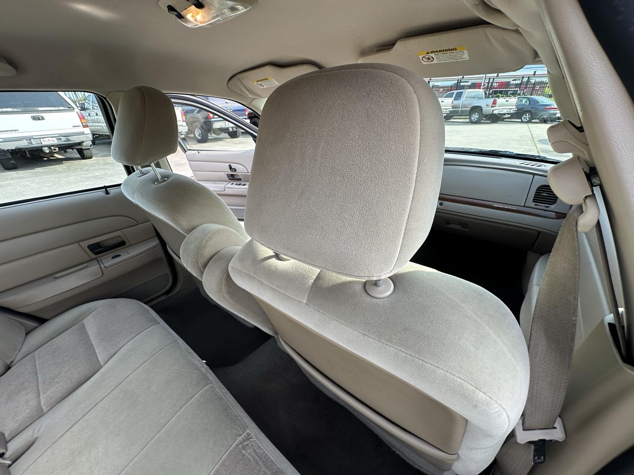 Ford Crown Victoria 4dr Sedan 2005