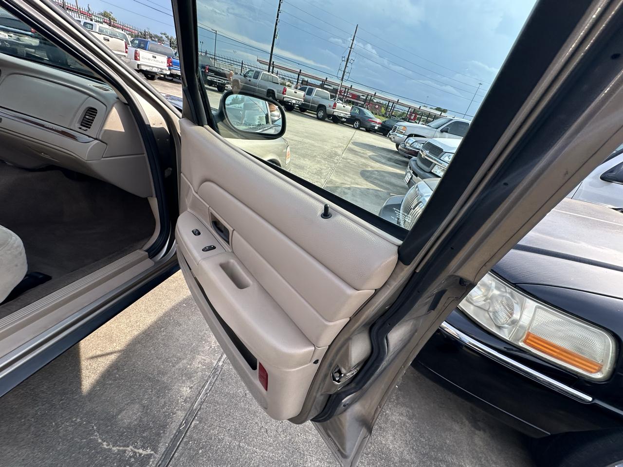 Ford Crown Victoria 4dr Sedan 2005