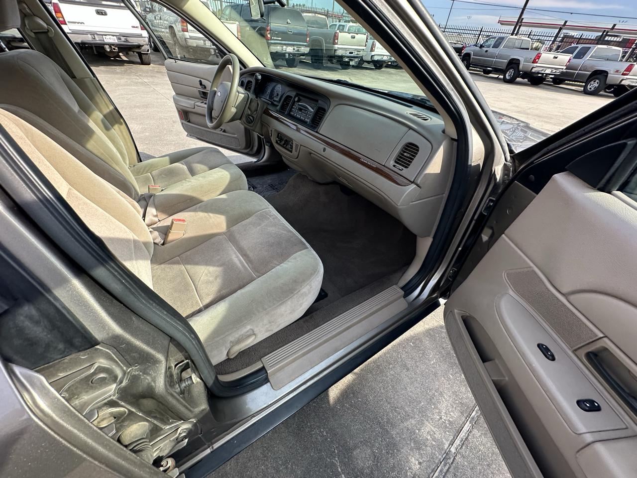 Ford Crown Victoria 4dr Sedan 2005