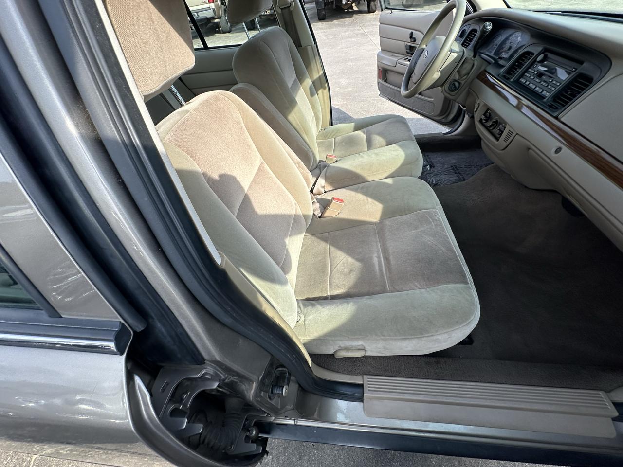 Ford Crown Victoria 4dr Sedan 2005
