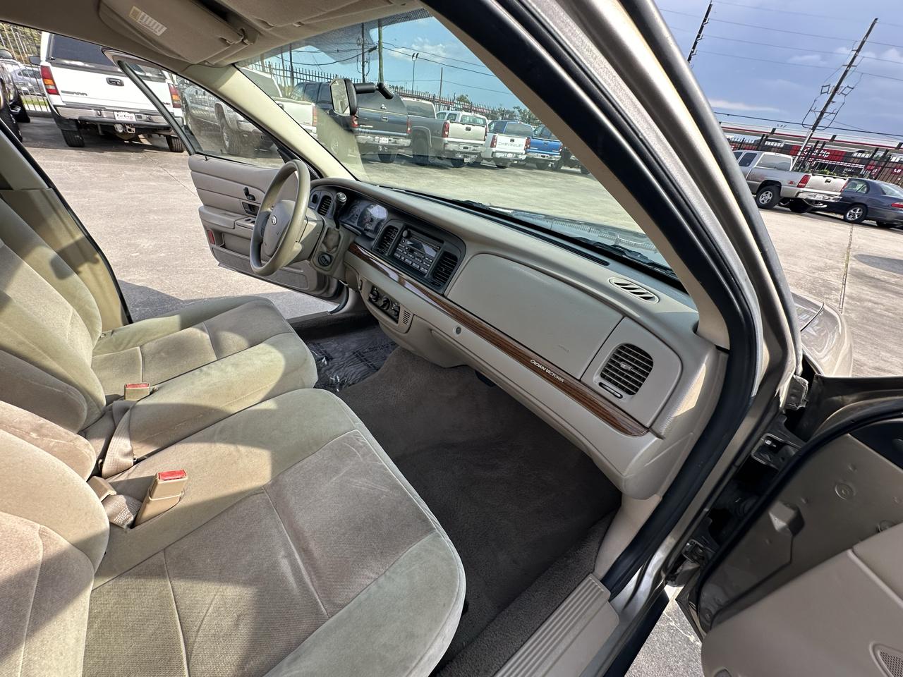 Ford Crown Victoria 4dr Sedan 2005