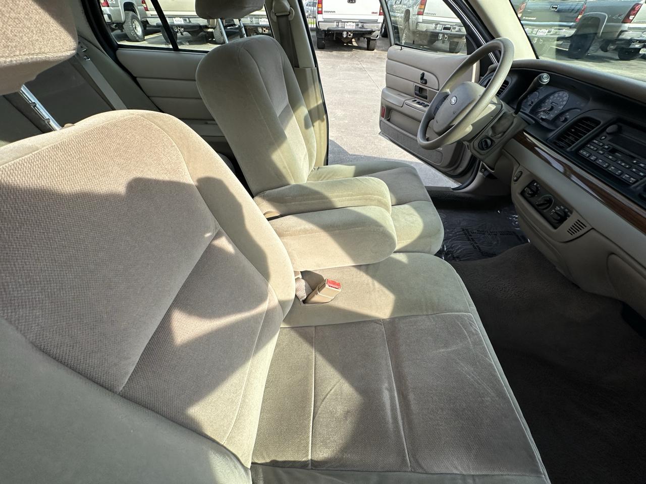Ford Crown Victoria 4dr Sedan 2005