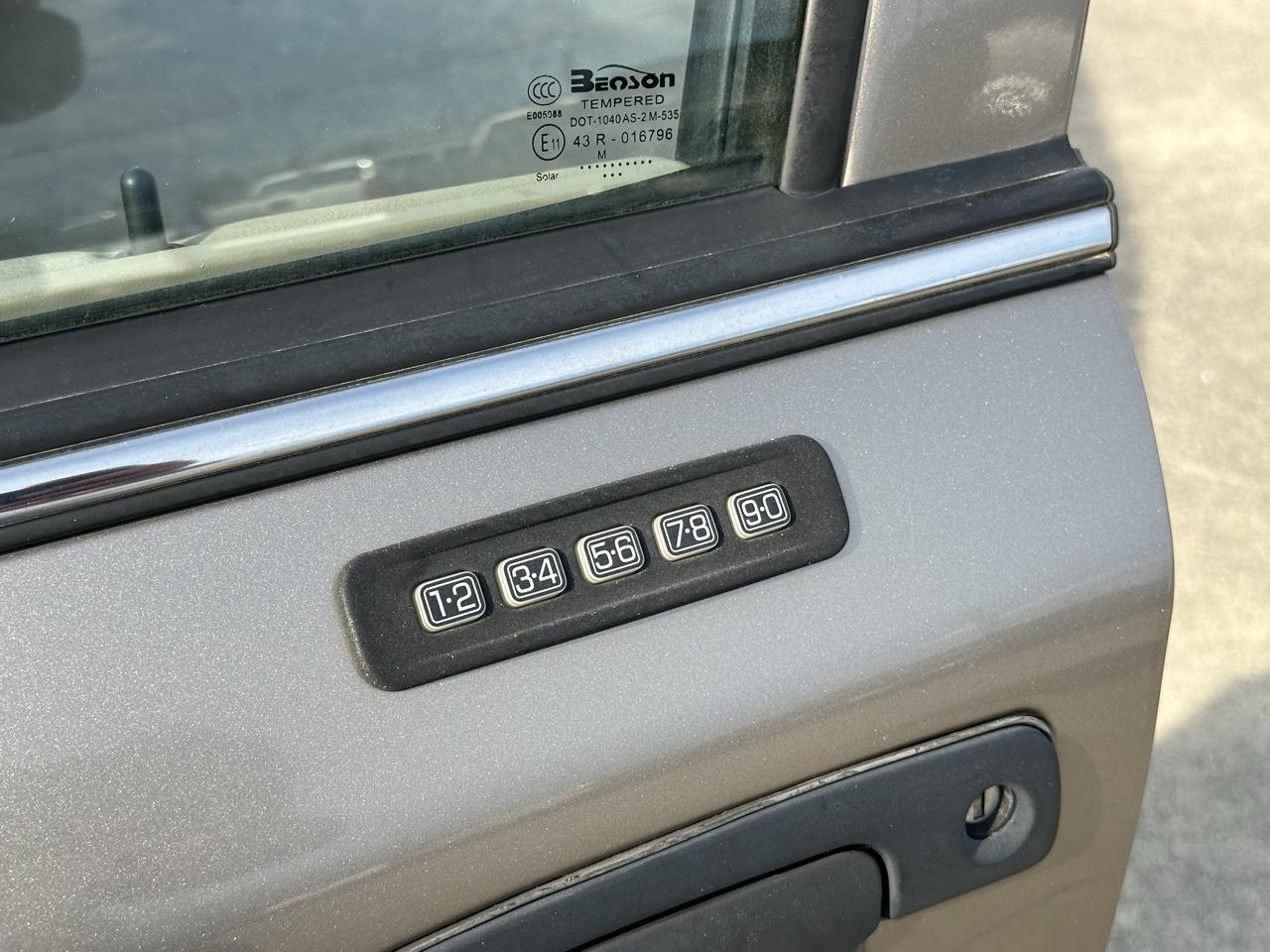 Ford Crown Victoria 4dr Sedan 2005