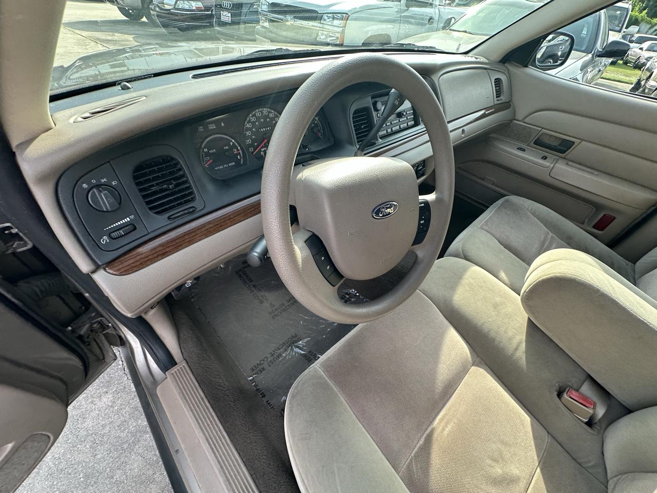 Ford Crown Victoria 4dr Sedan 2005