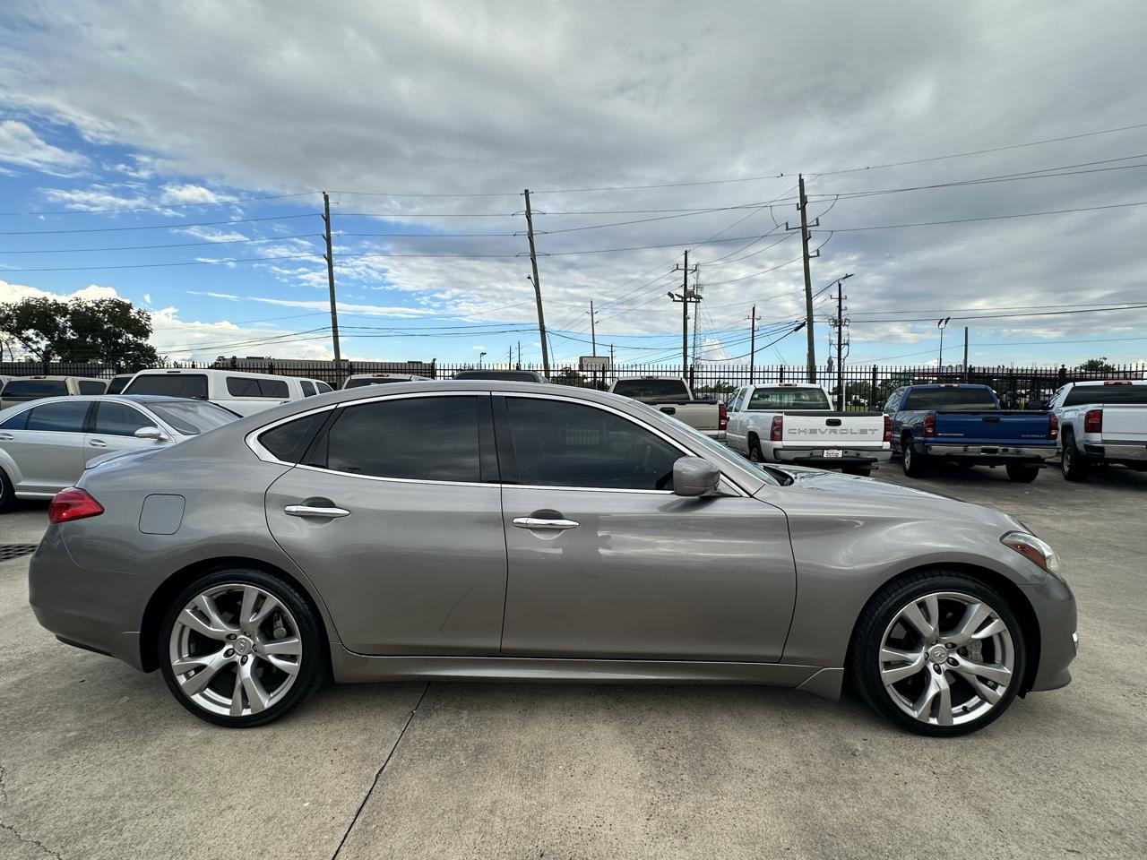 Infiniti M  2011