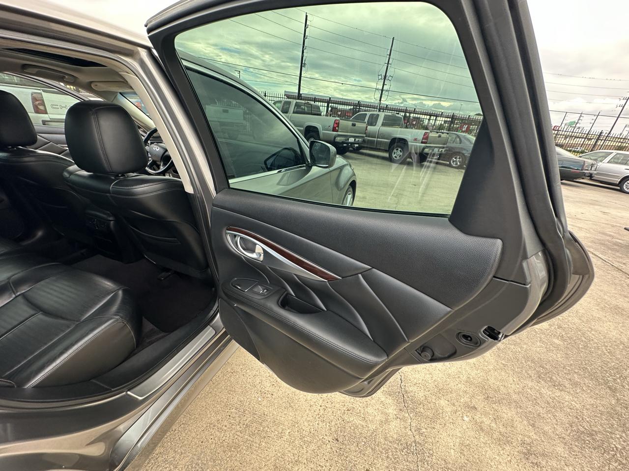 Infiniti M  2011