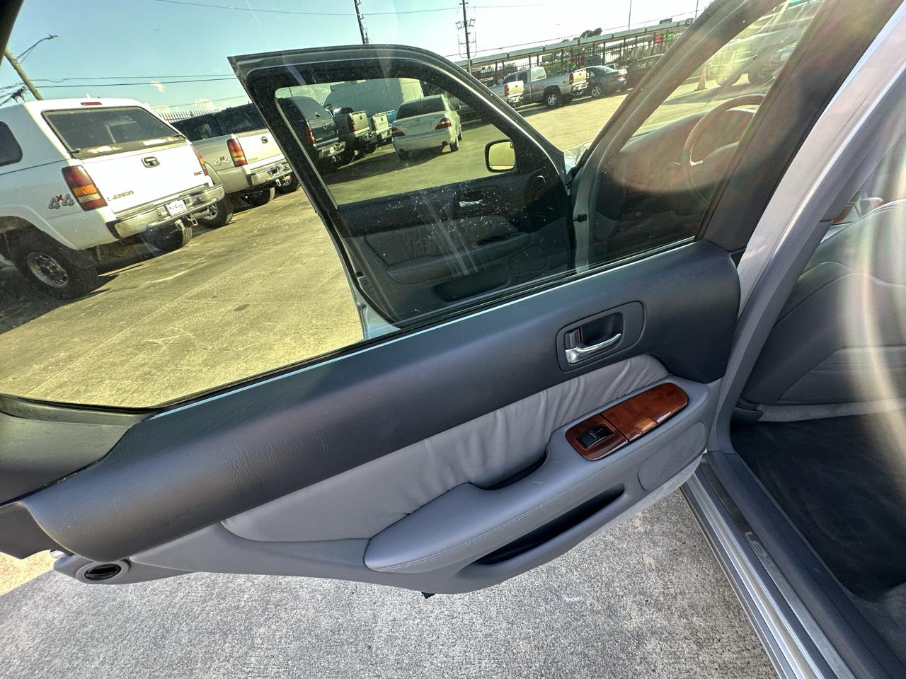 Lexus LS 400 4dr Sedan 1999
