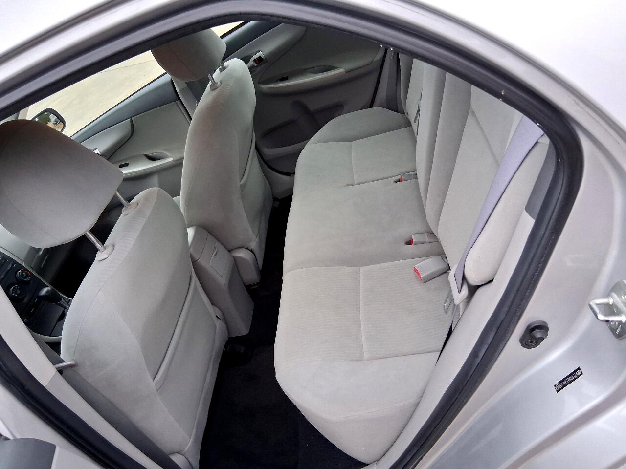 Toyota Corolla 4dr Sdn Auto LE (Natl) 2010