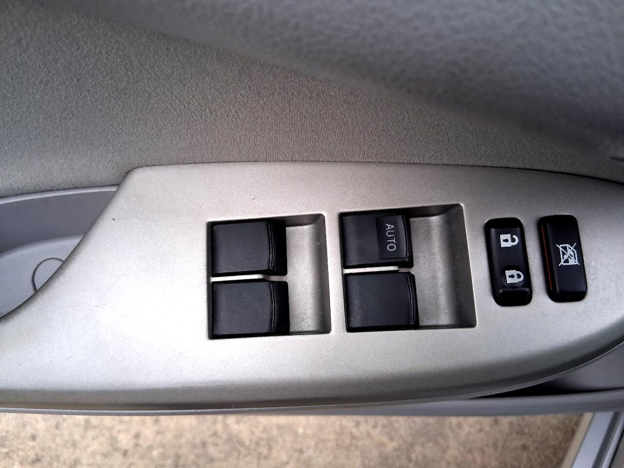 Toyota Corolla 4dr Sdn Auto LE (Natl) 2010