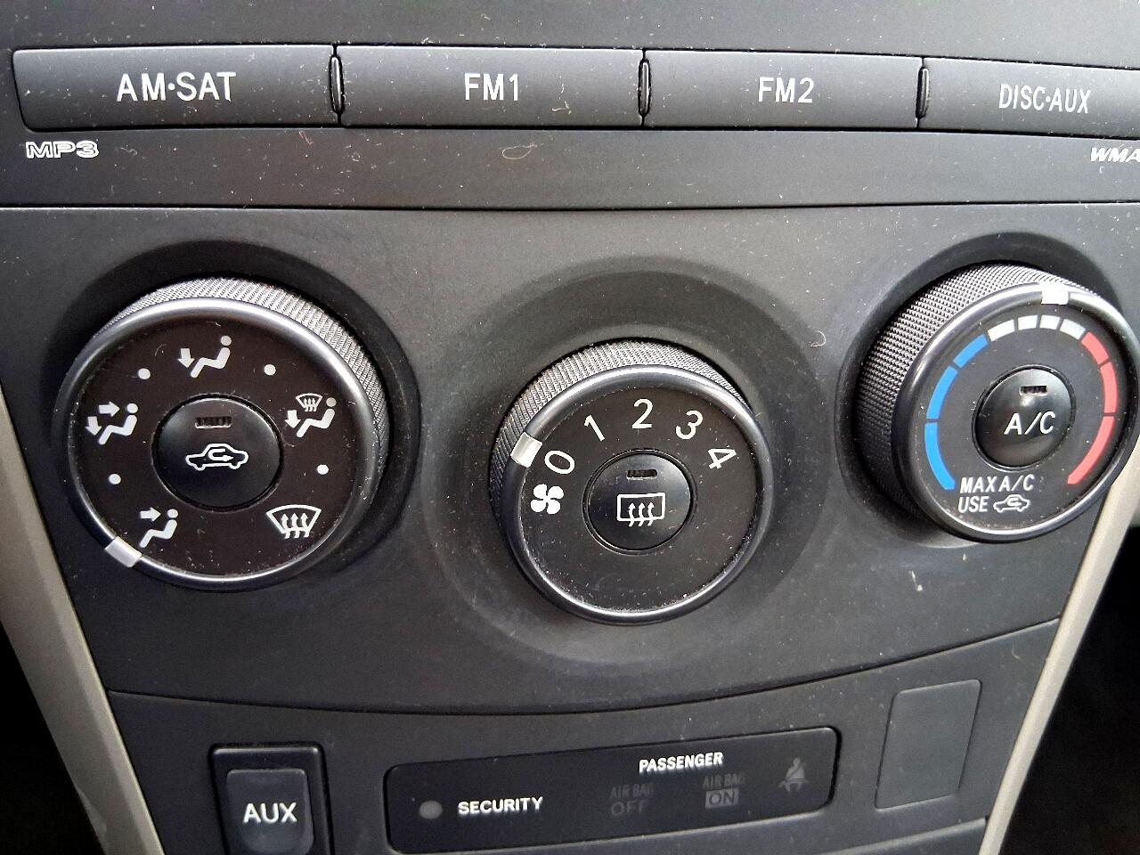 Toyota Corolla 4dr Sdn Auto LE (Natl) 2010