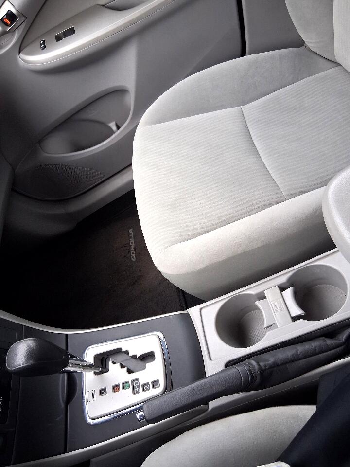 Toyota Corolla 4dr Sdn Auto LE (Natl) 2010