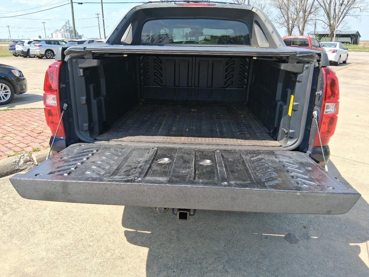 Chevrolet Avalanche 4WD Crew Cab LS 2011