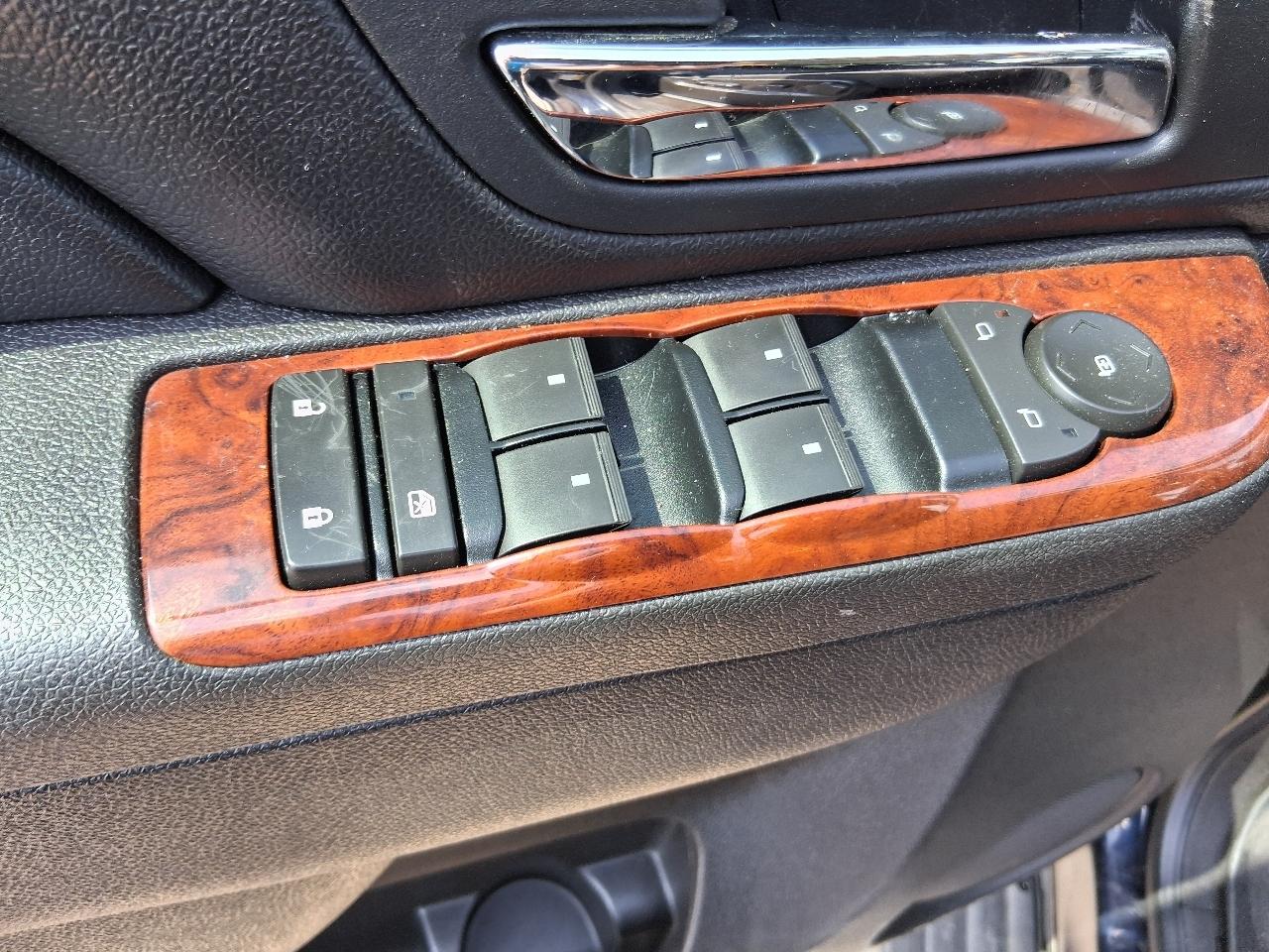 Chevrolet Avalanche 4WD Crew Cab LS 2011