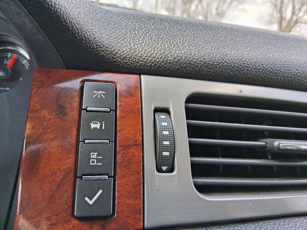 Chevrolet Avalanche 4WD Crew Cab LS 2011